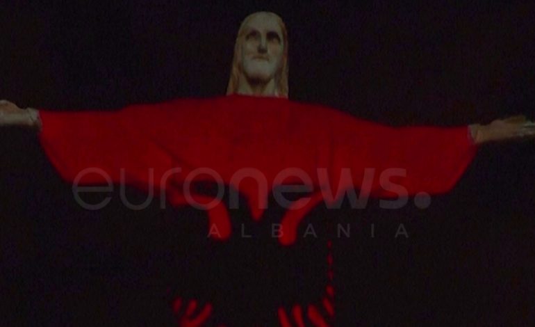 KORONAVIRUSI/ Statuja e Jezu Krishtit në Brazil vishet me flamurin kuqezi për të shpërndarë shpresë (FOTO)