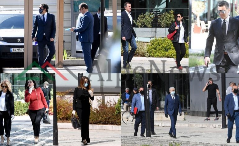 NGA MASKAT TEK DOREZAT DHE…/ Deputetët shfaqen fashion me aksesorët mbrojtës, që nga inicialet e emrit në maskë e deri tek…