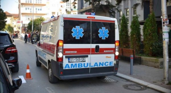E RËNDË NË GJIROKASTËR/ Po krasiste hardhitë, 80-vjeçari bie nga lartësia e plagoset rëndë. Me helikopter drejt Tiranës