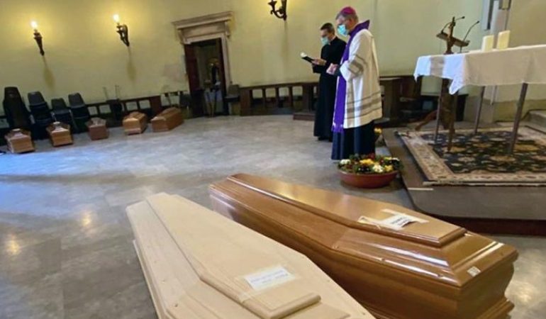 DRAMA NË BRESHIA/ Për ju që s’varrosni dot të afërmit, ofroj falas foto nga funerali