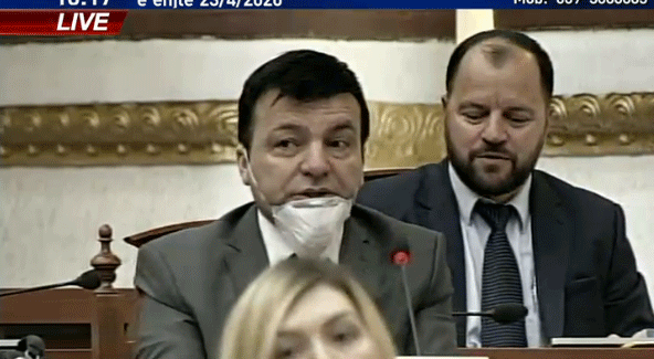 KUVEND/ Ruçi kritikon deputetët: Vendosni maskat, po rrezikoni kolegët