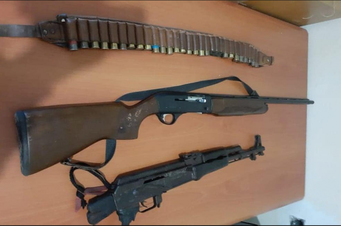 NË KOHË KORONAVIRUSI/ Me shotgun dhe kallashnikov në banesë, arrestohet 33-vjeçari në Bulqizë
