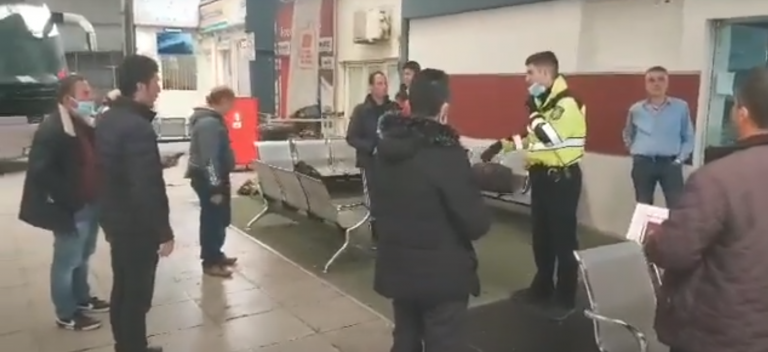 PO KTHEHESHIN NË ATDHE/ Policia greke ndalon dhe gjobit 12 shqiptarë: Nuk kishin arsye urgjente (VIDEO)