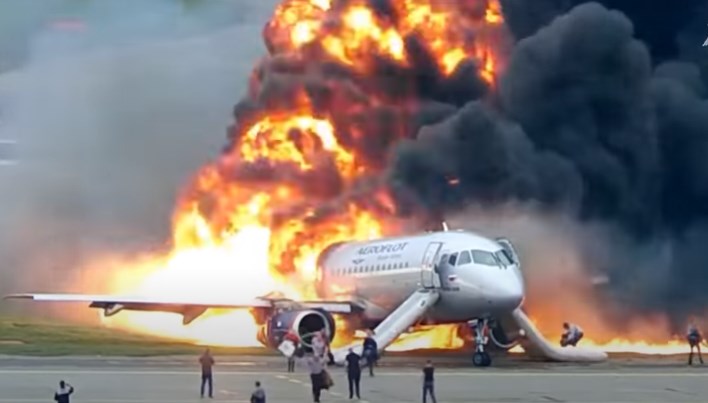 NJË VIT PAS NGJARJES/ Publikohen pamjet e frikshme të zjarrit në avion. 41 persona humbën jetën (VIDEO)