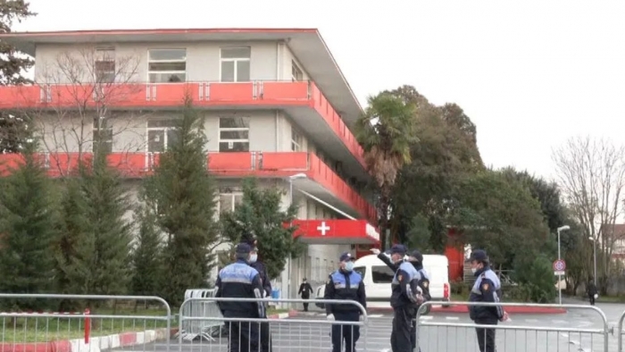 RRETHUAR ME POLICË E ME PRANGA/ Kush është personi që hyri i sëmurë rëndë tek SPITALI INFEKTIV