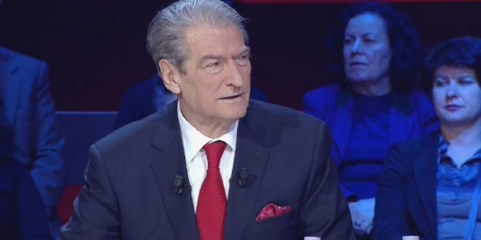 “RROBAQEPSI QË…”/ Dhurata e Fiqiriut për Sali Berishën