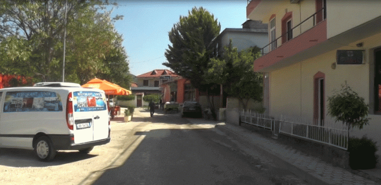 VDIQ 60 VJEÇARI NË KARANTINË NË DURRËS PAS MBËRRITJES NGA ITALIA/ Fqinjët: S’mundëm t’i hidhnim një grusht dhe