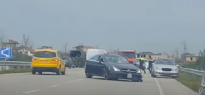 AKSIDENT NË AUTOSTRADËN BERAT-LUSHNJE/ Makina del nga rruga dhe merr përpara kamionçinën, plagosen bab e bir