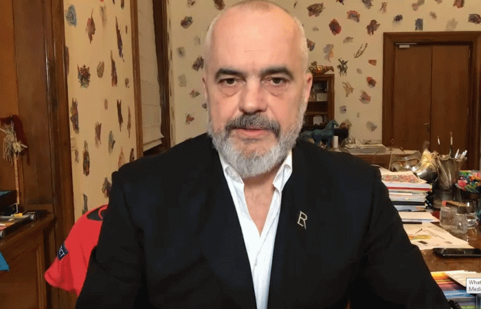 LOOKU I KRYEMINISTRIT RAMA/ Iniciale në xhaketë dhe bluza e kollare nëpër zyrë (FOTO)