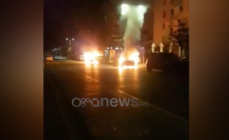 PAMJET NGA MOMENTI I ZJARRIT/ Digjen makinat e ish-gjyqtarit dhe vajzës së tij në Elbasan (FOTO+VIDEO)
