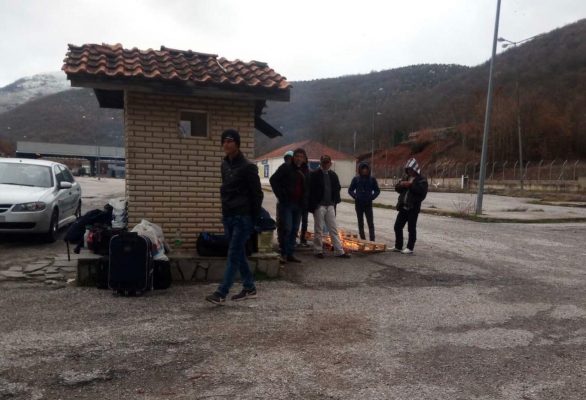KORONAVIRUSI/ Dhjetra qytetarët të zënë në kurth në tokën neutrale mes Greqisë e Shqipërisë
