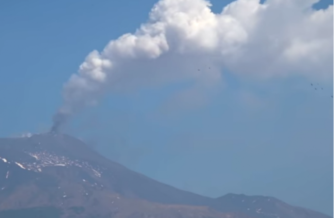 NË KOHË KORONAVIRUSI/ Aktivizohet vullkani më i madh në Europë, shtëllunga tymi dhe llavë dalin nga Etna (VIDEO)