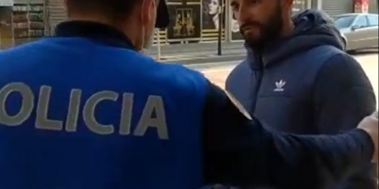 THEU KARANTINËN/ Shihni sesi i riu i ikën policisë me vrap nga dera e makinës (VIDEO)