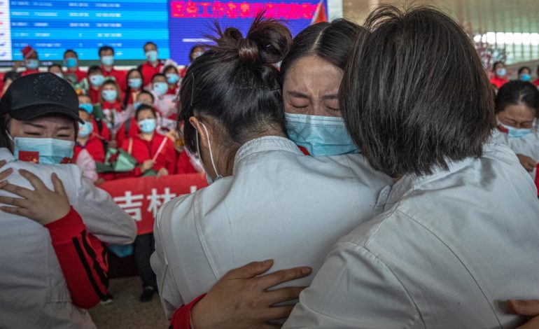 KORONAVIRUSI/ Rikthehen përqafimet në Wuhan, nisin “arratisjet” nga qyteti (FOTO)
