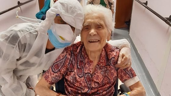 KORONAVIRUSI/ Gjyshja 104-vjeçare që kaloi dy luftërat botërore ia hedh edhe COVID-19