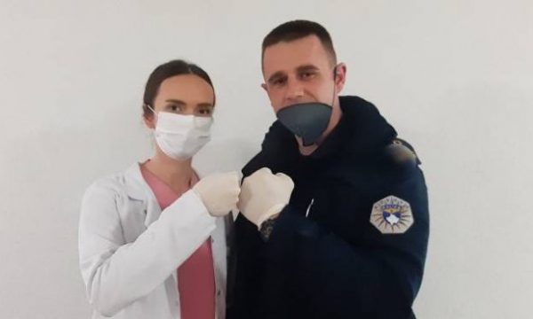 KORONAVIRUSI/ Motër e vëlla, dy heronj të Kosovës: Njëri polic e tjetra infermere