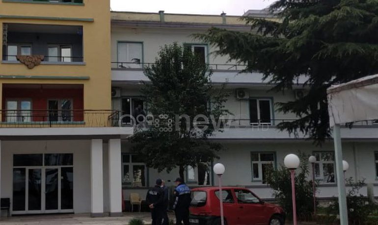 KORONAVIRUSI/ Hapet hoteli në Pogradec për karantinimin e emigrantëve