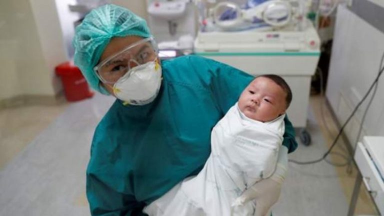 KORONAVIRUSI/ Foshnja 1 muajshe shërohet nga COVID-19 në Tailandë, 49 viktima