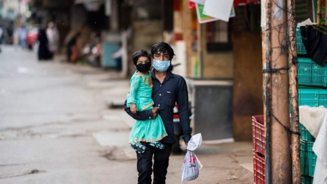 KORONAVIRUSI/ Pas 1 muaj bllokimi për shkak të Covid-19, India lejon rihapjen e disa bizneseve të vogla