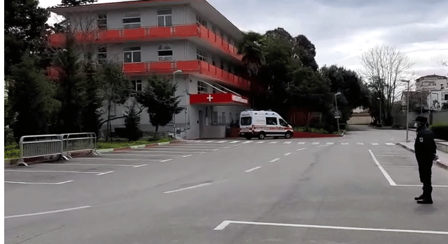 KORONAVIRUSI/ Në gjendje të rëndë, 2 pacientë me COVID 19 transferohen nga Infektivi te “Shefqet Ndroqi”