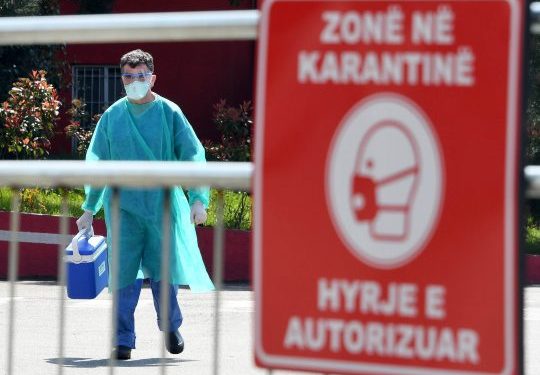 GRAFIKU/ Strategjia e testimeve në Shqipëri po jep rezultate, e tregojnë shifrat e të shtruarve në spitale