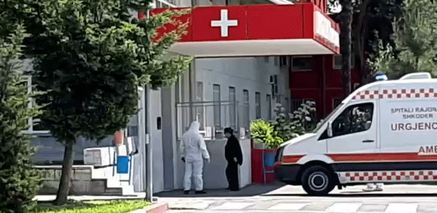 KORONAVIRUSI/ Mbërrin një ambulancë tjetër në Infektiv, një grua nga Shkodra hyn me këmbët e veta në spital (VIDEO)