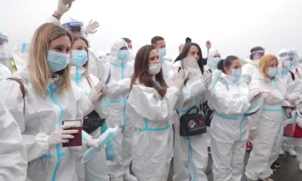 “TË AFËRMIT E MI JETOJNË ATJE, MUND TË KENË…”/ Flasin infermierët shqiptarë sapo mbërrijnë në Itali