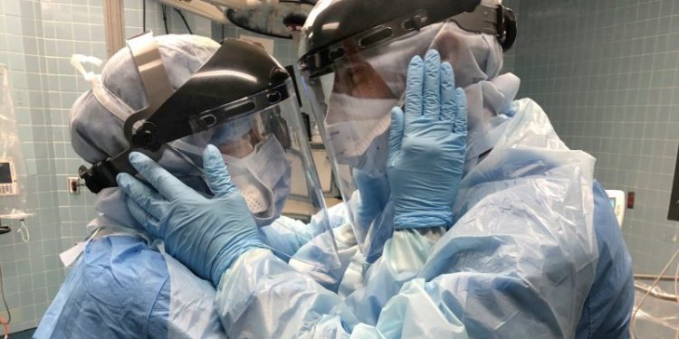 NË REPARTIN E COVID-19/ Puthja mes dy infermierëve: E rëndësishme është të jemi bashkë