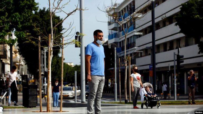 KORONAVIRUSI/ Izraeli lehtëson kufizimet, hap disa biznese. Po shikohet mundësia e rihapjes së shkollave