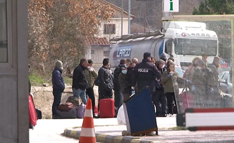 KORONAVIRUSI/ Emigrantët e bllokuar prej ditësh kalojnë kufirin, do të karantinohen për 14 ditë