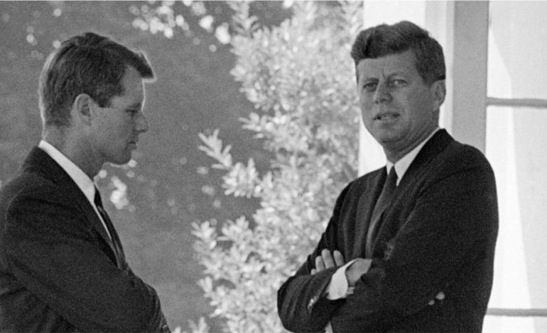 “MALLKIMI” I FAMILJES KENNEDY/ Zhduket në det mbesa e Robert Kennedy dhe djali i saj
