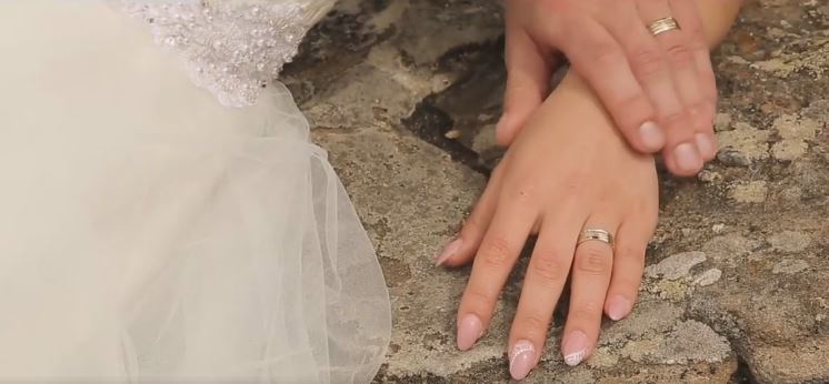 DUHET TË VISHTE FUSTANIN E BARDHË/ Koronavirusi i shtyn dasmën dhe e gjen infermieren shqiptare në krye të detyrës (VIDEO)