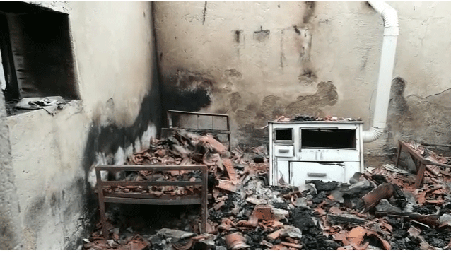 BANESA E SHKRUMBUAR NË KLOS/ Kush është e moshuara që humbi jetën, jetonte e vetme prej 20 vitesh. Çfarë ka ngelur nga zjarri i frikshëm (VIDEO)