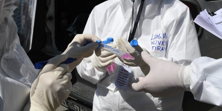 COVID-19/ Gjirokastra vatër e re koronavirusi? Dyshohet se emigranti infektoi të tjerët