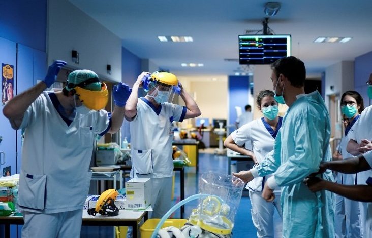 KORONAVIRUSI/ Mjekët, si ushtarët e kthyer nga lufta. Të rrezikuar nga dëmtimi moral