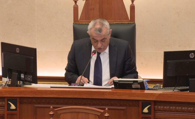 KUVEND/ Ruçi: Në luftë me COVID-in, por po vijojmë me reformat e tjera