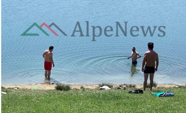 FOTOLAJM/ Të rinjtë “nuk përmbahen”. Thyejnë karantinën dhe notojnë tek… Liqeni i Tiranës