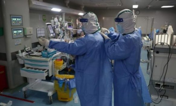 NË LUFTË ME COVID-19 PËR DY MUAJ ME RADHË/ Mjeku pëson ndryshimin drastik, nuk e njeh e bija kur kthehet në shtëpi