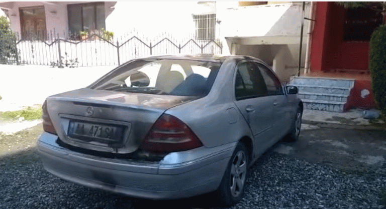 DËMET NË PJESËN E PASME/ Kjo është makina e policit të Krimeve në Elbasan që u përfshi nga zjarri (VIDEO)