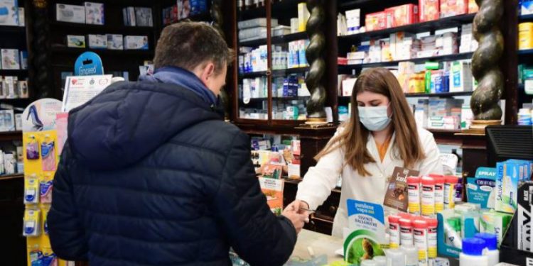 NGA DHËNIA E DORËS TEK PËRQAFIMET/ Bizneset me protokoll special për koronavirusin, ja kushtet që duhet të plotësojnë