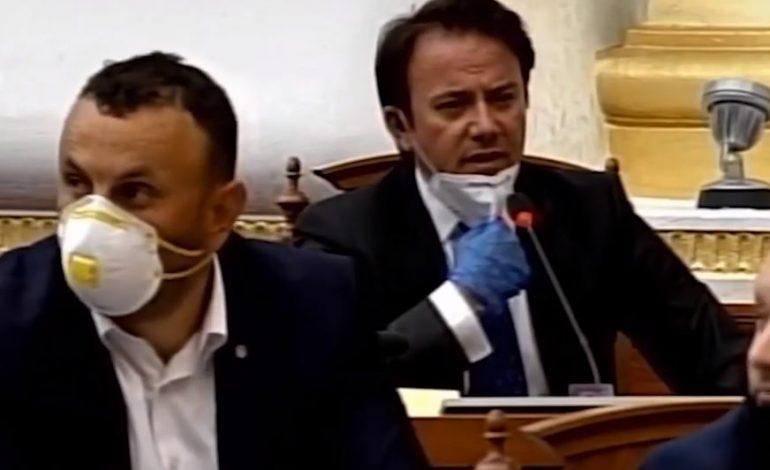 ME MASKA E DOREZA/ Plas sherri në Kuvend, Ruçi i drejtohet Ralf Gjonit: Me neveri ju them se gabuat rëndë