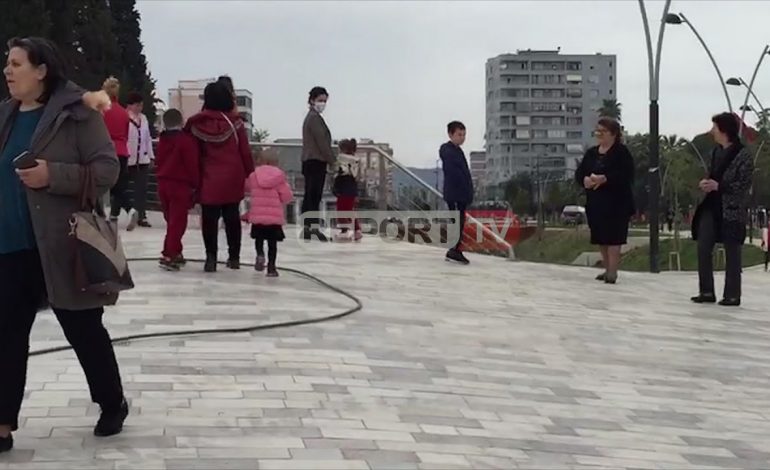 SOT LIRIA E DALJES/ Nënat dhe fëmijët “pushtojnë” qendrën e Fierit, të vegjlit të lumtur që dolën nga shtëpitë