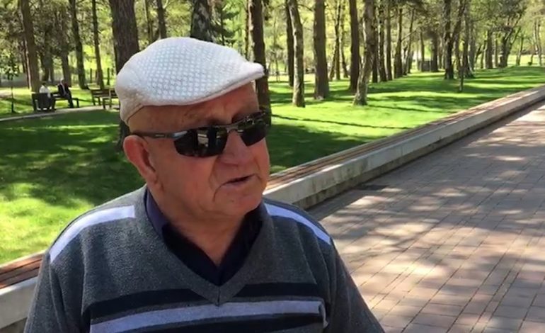 “DUA TË BREDH…”/ I moshuari në Korçë që lëviz me muzikë puth Edi Ramën: Është bërë polic. Bravo i qoftë