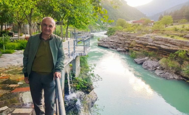 VIJON THYEN KARANTINËN/ Meta pozon nga hoteli ku qendrojnë të dyshuarit me koronavirus: Ju uroj…