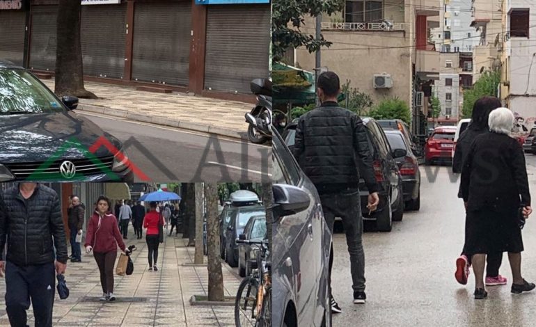 TEK “MYSLYM SHYRI”/ Ku dyqanet vijojnë mbyllur, por qytetarët grumbullohen çdo ditë