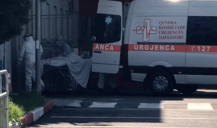 KORONAVIRUSI/ Një rast i rëndë me COVID 19 sillet me urgjencë nga Shkodra në Tiranë, pritet të intubohet