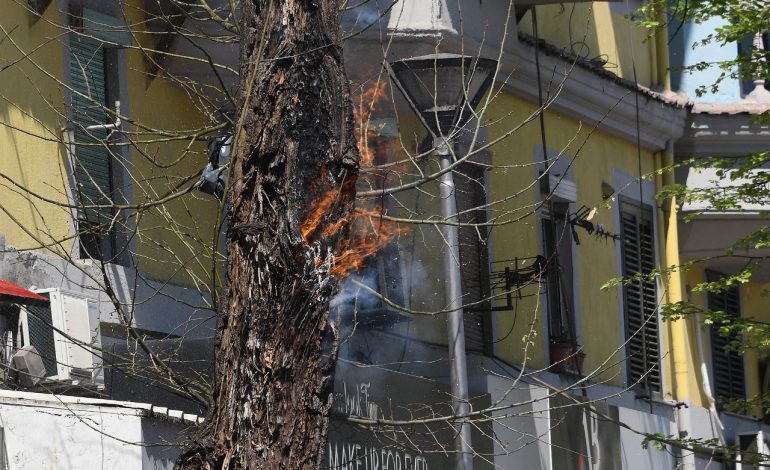 MERR FLAKË PEMA NË BLLOK/ Qytetarët hedhin ujë nga ballkonet për të shuar zjarrin (FOTO)