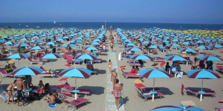 KORONAVIRUSI/ Distanca në plazh: Modeli italian që do të aplikojë Shqipëria për sezonin turistik