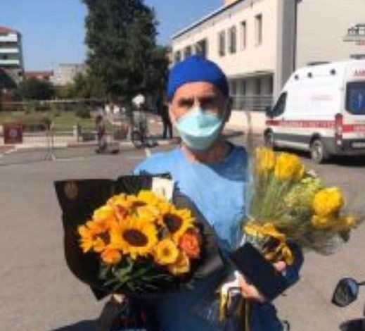 FOTOLAJM/ Mjeku i njohur Pëllumb Pipero feston ditëlindjen, ja surpriza tek spitali Infektiv