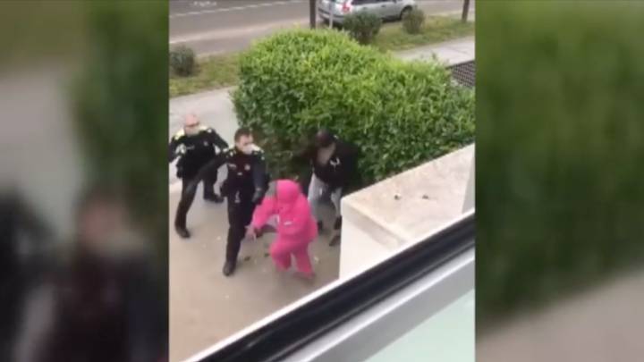 “PROFECIA” E RAMËS BËHET E VËRTETË/ Policët spanjollë dhunojnë të riun sepse nuk respektoi karantinimin (VIDEO)